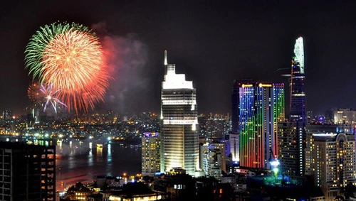 Mãn nhãn pháo hoa 30/4 rực sáng trên bầu trời TP HCM