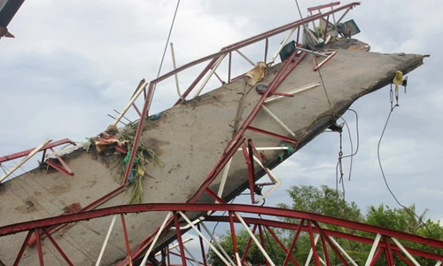 Cận cảnh cầu treo tiền tỷ bị sà lan tông sập ở TP HCM