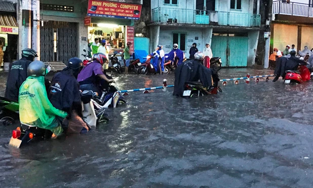 Người Sài Gòn khốn đốn vì ngập lụt, kẹt xe do mưa trái mùa