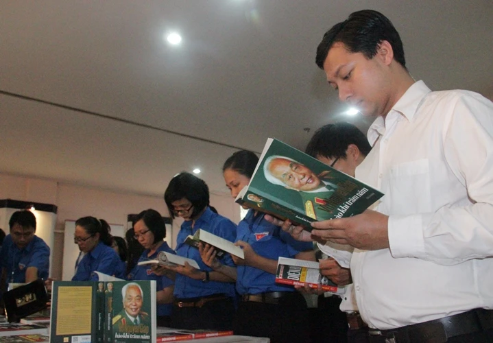 Thanh niên, đoàn viên xếp hàng dài tiễn biệt Đại tướng