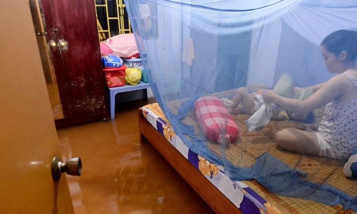 Ảnh: Vỡ đê bao, dân Sài Gòn sống trong biển nước