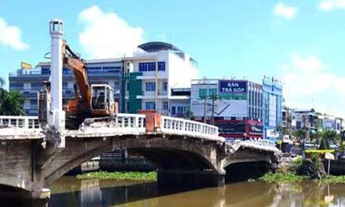 Tận mục cây cầu thế kỷ sắp bị “khai tử” ở miền Tây