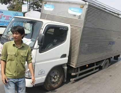 Xe tải thụt hố tử thần ở HCM