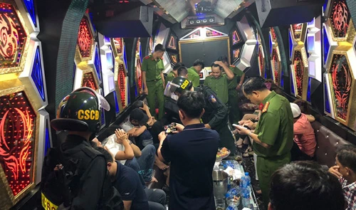 Ảnh: Đột kích khách sạn ở TPHCM, "tóm" gần 100 cô gái đang thác loạn