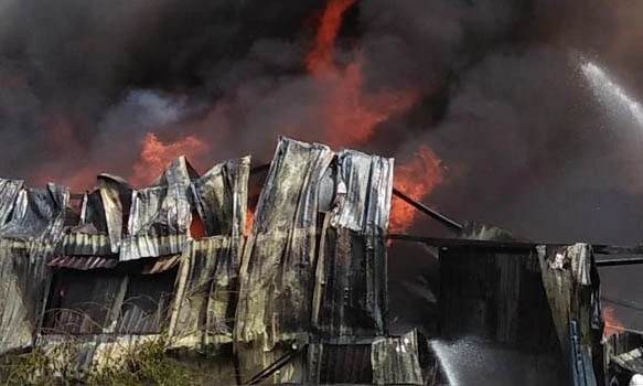 Cháy dữ dội kho vải hàng nghìn m2 ở TP.HCM