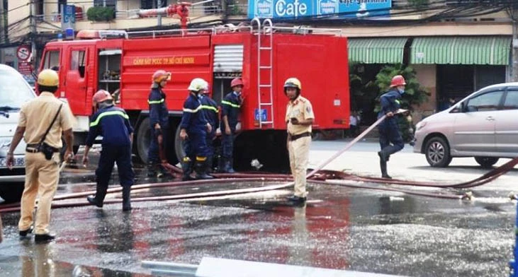 QL1 hỗn loạn vì bao hóa chất đổ tung tóe trên đường