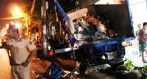 Hiện trường đáng sợ xe container húc xe chở rác lao vào nhà dân