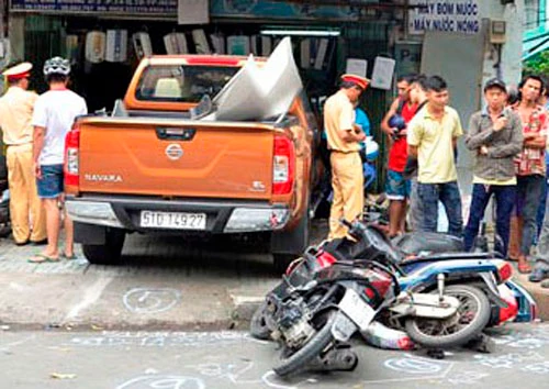 Ảnh: Xe bán tải càn quét, cuốn nhiều người và xe vào gầm ở Sài Gòn