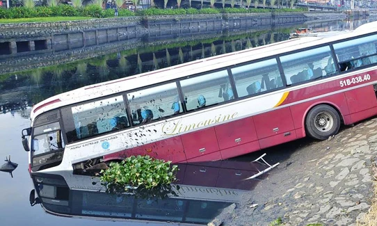 TP.HCM: Xe khách 50 chỗ lao thẳng xuống kênh Tàu Hủ - Bến Nghé