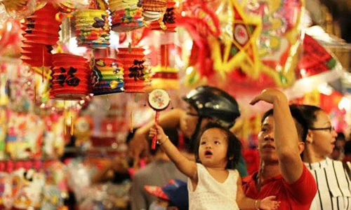 Ảnh: Phố lồng đèn lớn nhất Sài Gòn rực rỡ trước ngày Trung thu