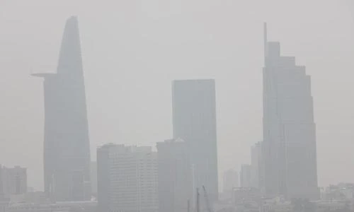 Kỳ lạ Sài Gòn chìm trong sương mù giữa trưa nắng