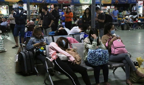 Ảnh: Mưa lớn, hàng nghìn hành khách khốn khổ tại bến xe miền Đông