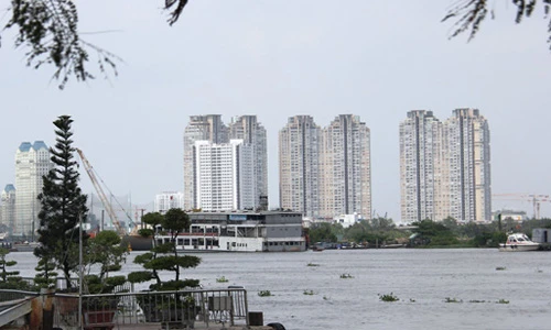 Bến Bạch Đằng “lừng lẫy” ở Sài Gòn vắng vẻ lạ thường