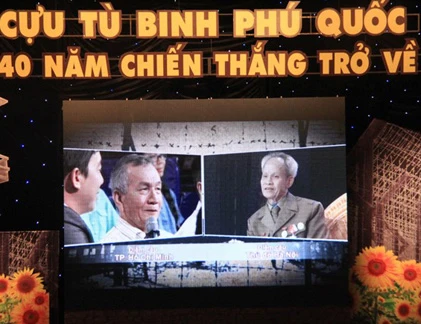 Ảnh xúc động về cựu tù tự mổ bụng ở địa ngục Phú Quốc