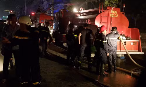 Quán karaoke cháy ngùn ngụt trong đêm, nhiều người mắc kẹt