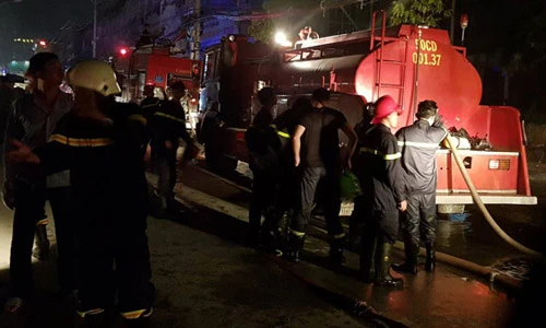 Quán karaoke cháy ngùn ngụt trong đêm, nhiều người mắc kẹt