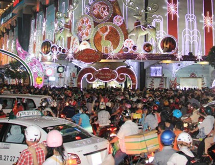 Biển người nghẹt kín TP HCM trước đêm Noel