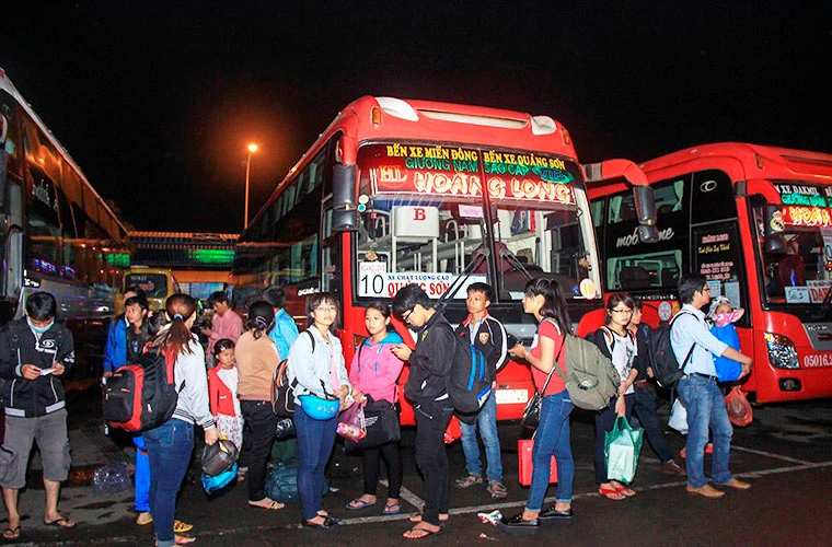 TP HCM: Người dân vật vã trắng đêm về quê nghỉ lễ