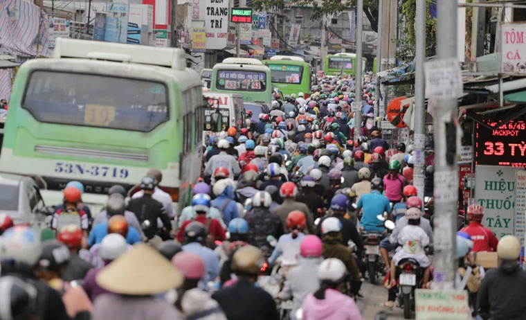 TP HCM: Hành khách la liệt, nhếch nhác tại bến xe Miền Đông 