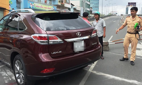 “Xót xa” nhìn Lexus hơn 3 tỷ gặp nạn tại Sài Gòn