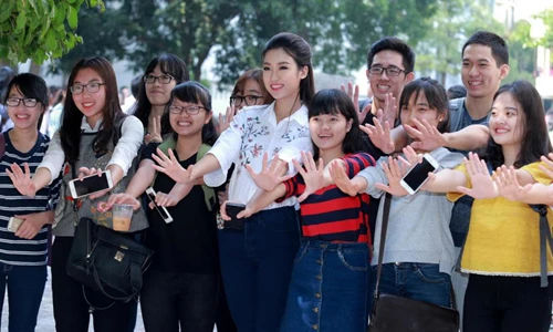 Hoa hậu Mỹ Linh nhảy flashmob cùng sinh viên ĐH Ngoại thương