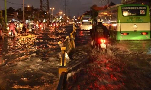 Mưa lớn ở TP HCM đẩy lui nắng nóng, nhưng gây lụt