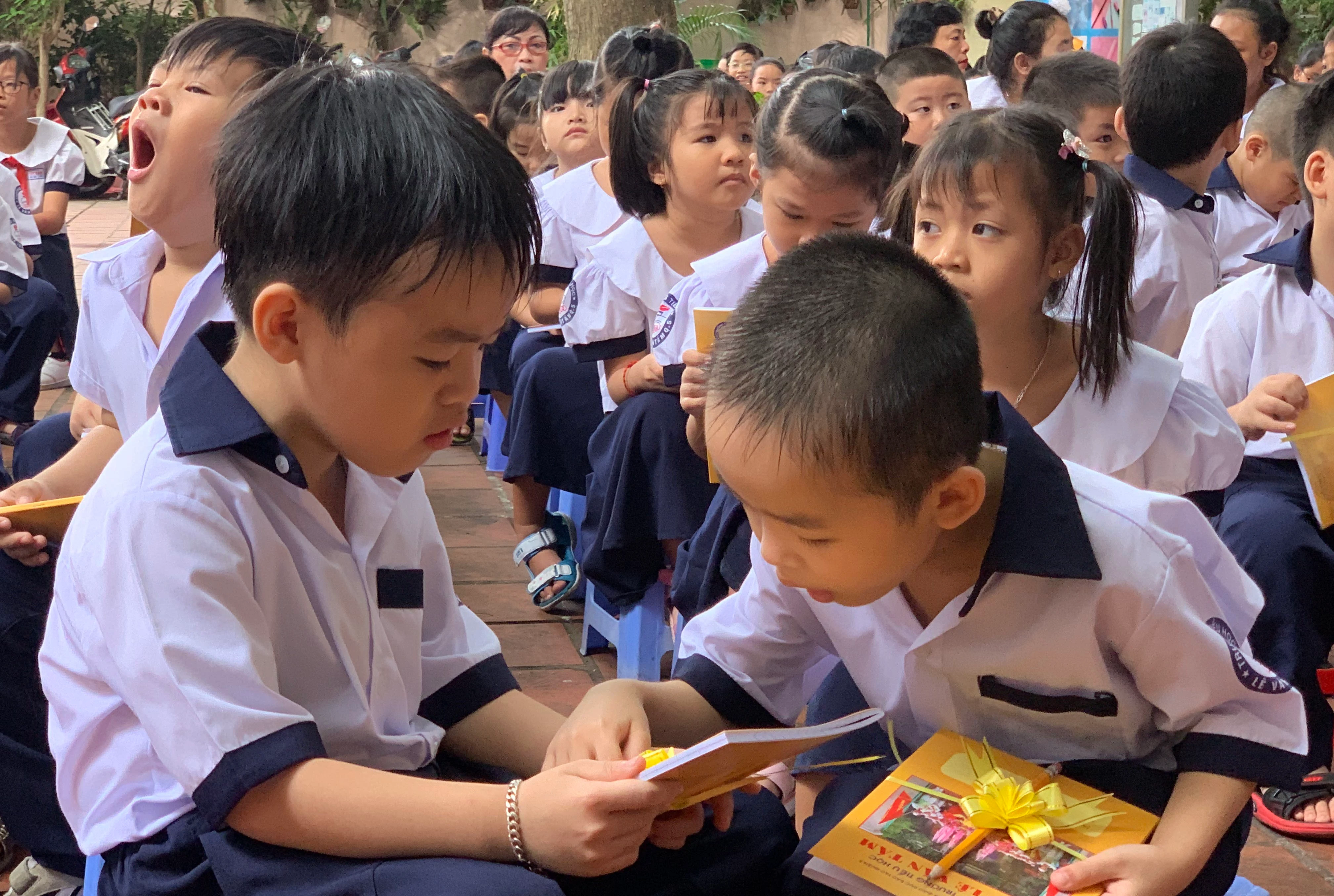 Những đứa trẻ trong ca sinh 5 đầu tiên vào lớp 1