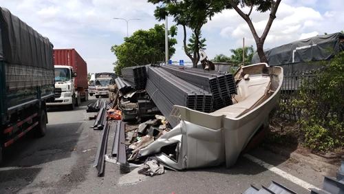 Hiện trường kinh hoàng sắt đâm nát cabin xe tải, hất tài xế xuống đường ​