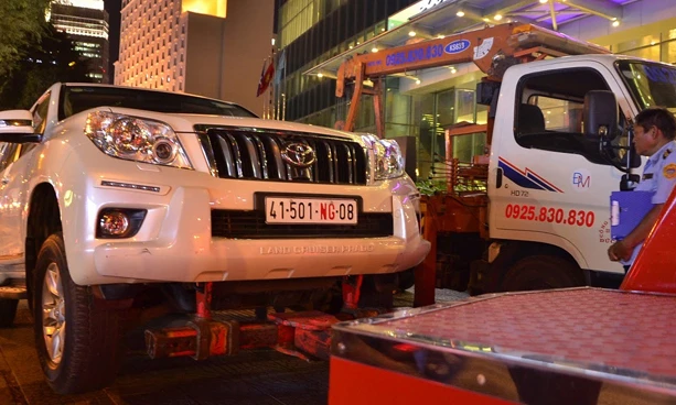 Ảnh: Quận 1 cẩu nhiều ô tô biển ngoại giao vi phạm về trụ sở