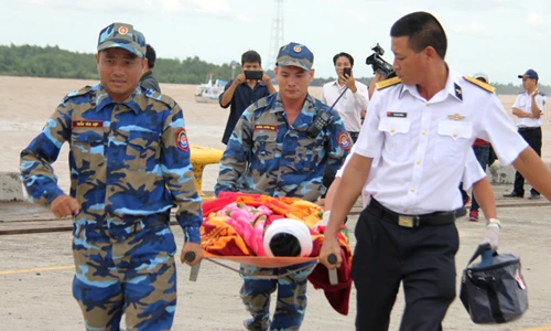 Xem "cứu nạn" tàu nghìn tấn bị đâm thủng trên sông Đồng Nai