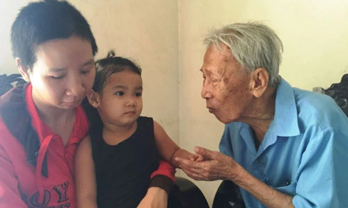 Nghẹn ngào cảnh bé gái 3 tuổi mất tích gặp lại người thân ​