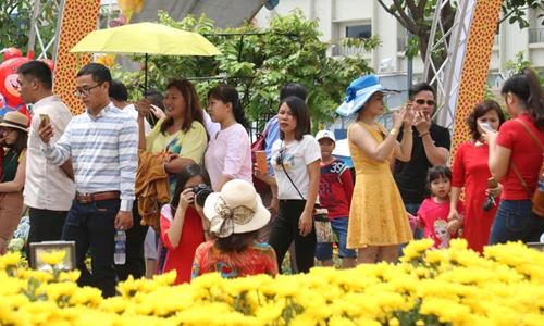 Nắng nóng gay gắt, đường hoa trưa mùng 1 Tết vẫn kín người