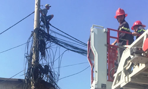 Nghẹt thở giải cứu nam thanh niên “dính” trên cột điện
