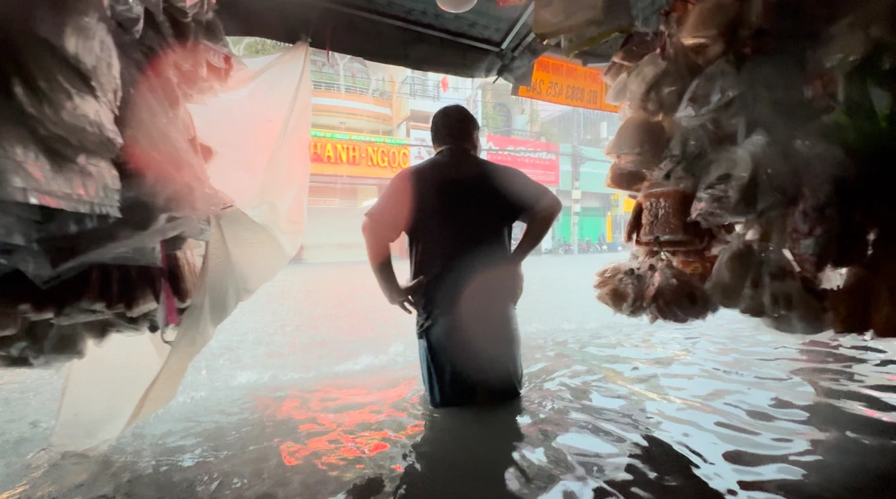 Người dân Sài Gòn đón trận mưa đầu mùa trong... sợ hãi