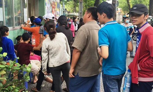 Đội nắng xếp hàng mua vé kịch thiếu nhi ở Sài Gòn