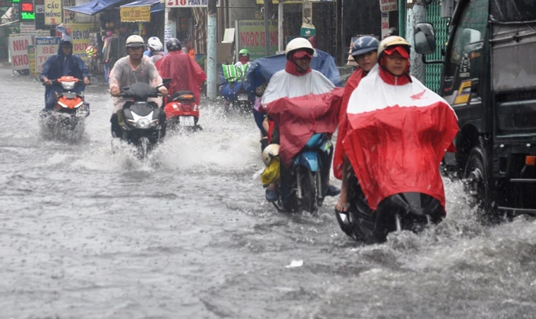 Ảnh: Sài Gòn ngập trong mưa xối xả giữa mùa nắng nóng gay gắt