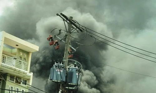 Cháy lớn tại garage ô tô ở Sài Gòn