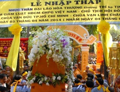 Cung tống kim quan Đại lão Hòa thượng nhập bảo tháp