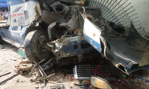 Ảnh: Hiện trường kinh hoàng xe container cuốn người ở Sài Gòn
