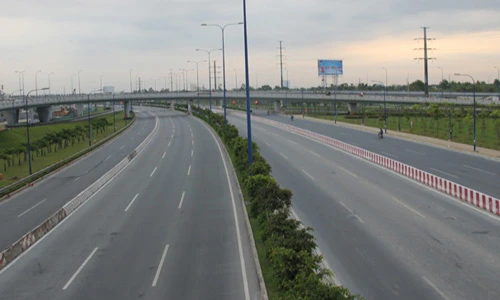 Sài Gòn lặng lẽ đến ngỡ ngàng sáng Mùng 1 Tết