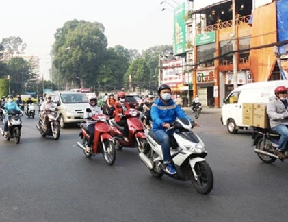 Người dân TP HCM co ro vì lạnh