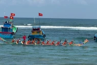 Rộn ràng đua thuyền khai xuân ở làng biển Phước Thiện