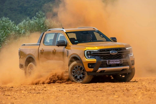 Ford Ranger vẫn là "vua bán tải" ở Việt Nam, Triton bứt tốc