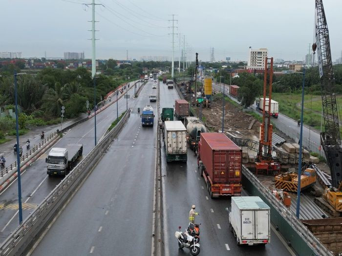 Hiện trường vụ sập cần cẩu khiến hai phương tiện bị hư hỏng tại nút giao Mỹ Thủy. sap-can-cau.jpg