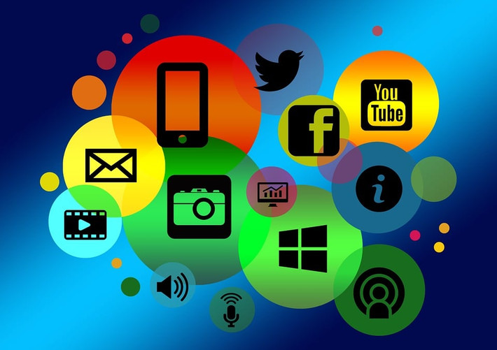 1. Internet và kết nối không dây. Nikola Tesla từng dự đoán rằng trong tương lai, con người sẽ có thể gửi thông điệp, hình ảnh và âm thanh qua các khoảng cách xa mà không cần dây dẫn. Ảnh: Pinterest.