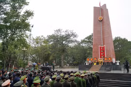 Đoàn đại biểu lãnh đạo tỉnh Lâm Đồng đã dành phút mặc niệm và thắp hương tưởng nhớ công lao to lớn của các thế hệ cha anh hy sinh vì nền độc lập của dân tộc.