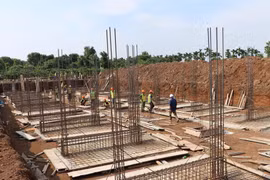 Được bố trí 142 tỷ đồng năm 2026, dự án trường Đắk Wil mới giải ngân 70,406 tỷ đồng; lãnh đạo tỉnh yêu cầu chủ đầu tư khẩn trương đẩy nhanh tiến độ thi công.