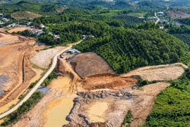 Đoạn qua Lâm Đồng của cao tốc Tân Phú - Bảo Lộc đã bàn giao 126,23 ha mặt bằng; nhà đầu tư huy động 112 nhân sự, 72 thiết bị để tổ chức 6 mũi thi công hiện nay.
