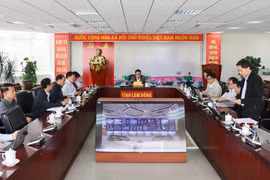 Phó Chủ tịch UBND tỉnh Lâm Đồng yêu cầu các ngành hoàn thiện ứng dụng Công dân số, bảo đảm vận hành ổn định trên iOS, Android, đồng thời đẩy mạnh tuyên truyền.