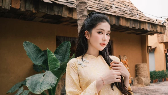 Ngọc Trinh diện áo dài kín đáo được khen xinh đẹp nền nã